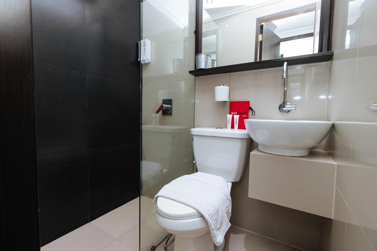 Reddoorz Plus @ Poblacion Makati Makati City Zewnętrze zdjęcie
